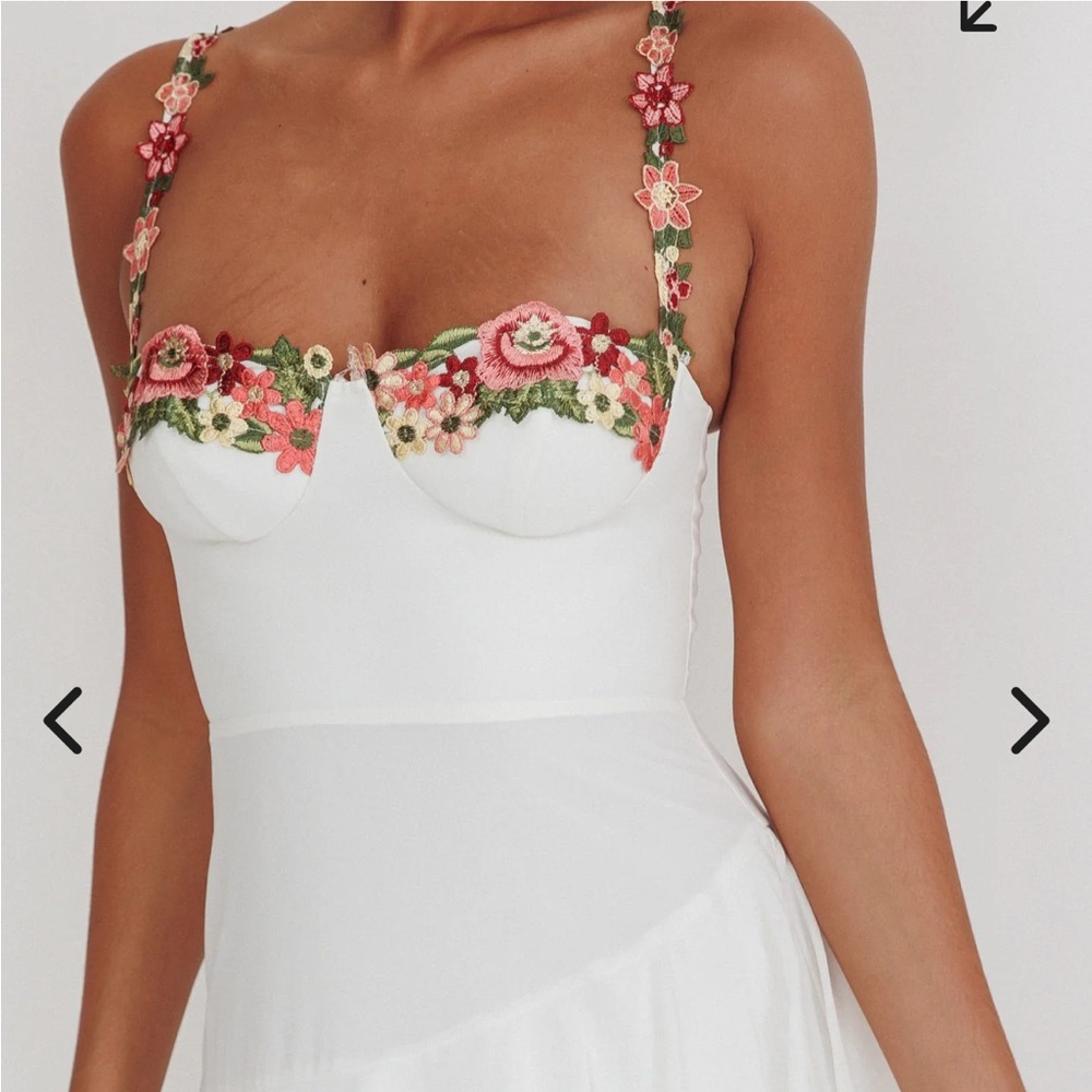 Selfie Leslie White Floral Midi Dress